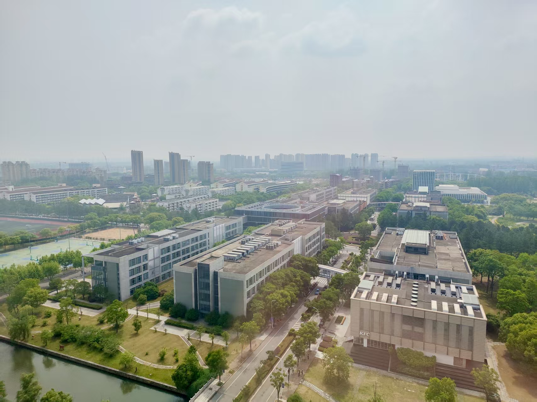 同济大学嘉定校区｜摄于嘉定校区图书馆｜2025-05-06