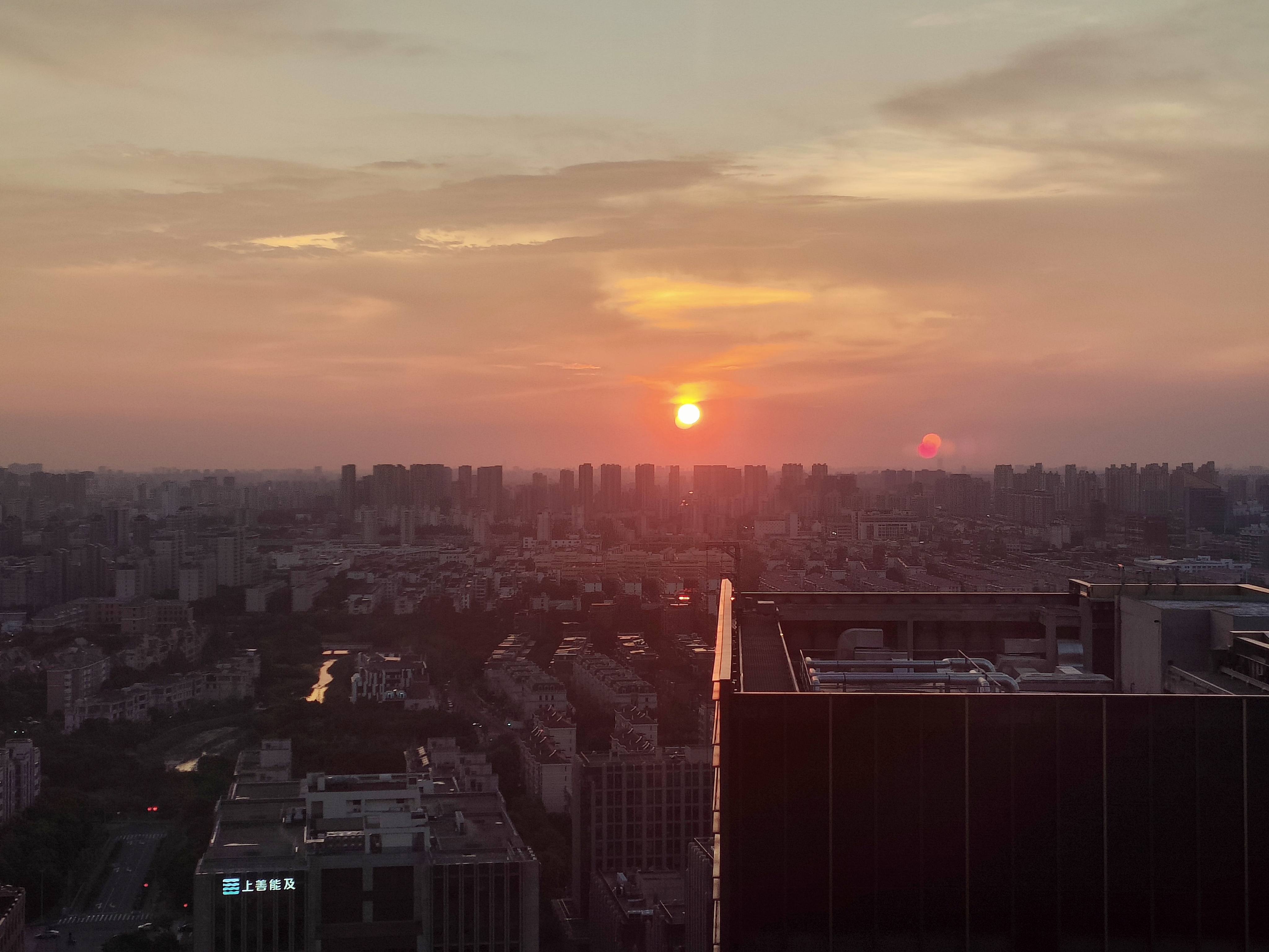 日落｜摄于上海新江湾广场 T4 栋｜2025-09-15